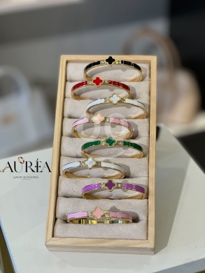الملابس، الأحذية والزينة في أبو سمرا - Van cleef bangles