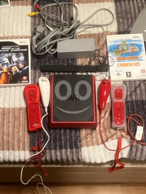 Gaming Console & Accessories dans  - Wii mini with 2 consol and 2 cd