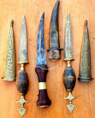 Antiques & Collectibles in Batroun - طقم 3 خناجر تراثية يدوية الصنع مع غمد من النحاس المزخرف
