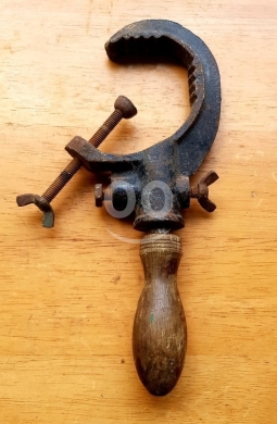 Antiques & Collectibles in Batroun - ملزمة (مرابط) فولاذية قديمة على شكل حرف C - أداة صناعية ثقيلة للمهام الشاقة