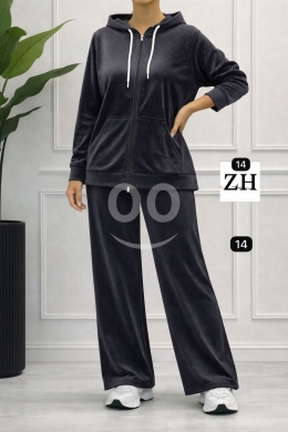 Clothes, Footwear & Accessories in Abou Samra - طقم نسائي مخمل مضلع مريح بسحاب وقبعة | Women&#039;s Ribbed Velvet Tracksuit with Hood