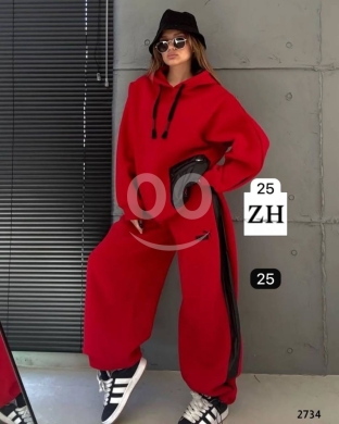 Vêtements, chaussures et accessoires dans Abou Samra - طقم رياضي نسائي فليس أحمر | Trendy Red Fleece Women&#039;s Tracksuit with Leather Details