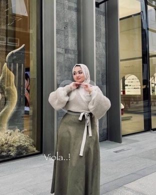 طقم كنزة لف مع تنورة مخمل ناعم وأنيق | Elegant Wrap Sweater & Soft Velvet Skirt Set — 4