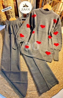 طقم صوف نسائي ناعم بتصميم قلوب حمراء لطيفة ومهضومة | Sweet & Cozy Women's Knitwear Heart … — 4