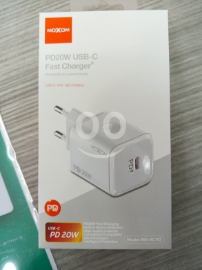 Mobile accessories in Tripoli - شاحن موكسوم السريع بقوة ٢٠ واط | MOXOM PD 20W USB-C Fast Charger MX-HC163