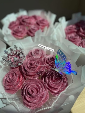 باقة جوري جليتر وردي مع تاج وفراشة ملكية | Pink Glitter Rose Bouquet with Crown & Butterf… — 4