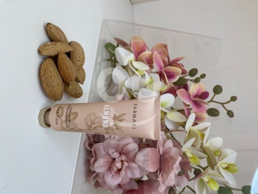 مجموعة فارماسي بزبدة الشيا واللوز للعناية بالجسم | Farmasi Shea & Almond Body Care Gift S… — 5