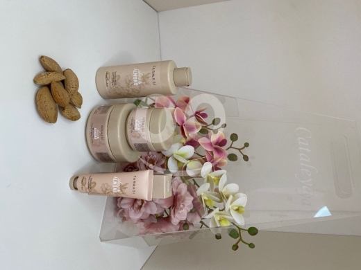 Health & Beauty in Al Dahye - مجموعة فارماسي بزبدة الشيا واللوز للعناية بالجسم | Farmasi Shea & Almond Body Care Gift Set