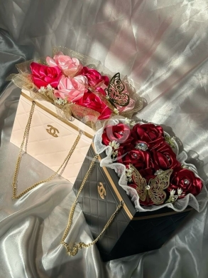 صندوق هدايا مربع مع ورد ساتان وشوكولاتة | Square Gift Box with Satin Roses and Chocolate — 4