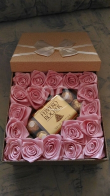 صندوق هدايا مربع مع ورد ساتان وشوكولاتة | Square Gift Box with Satin Roses and Chocolate — 2