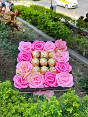 صندوق هدايا مربع مع ورد ساتان وشوكولاتة | Square Gift Box with Satin Roses and Chocolate — 3