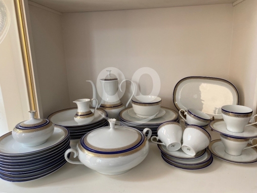 Antiques & Collectibles in Al Dahye - طقم عشاء بافاريا فوهينستراوس ملكي مذهب 42 قطعة | Royal Bavaria Vohenstrauss Porcelain Dinner Set