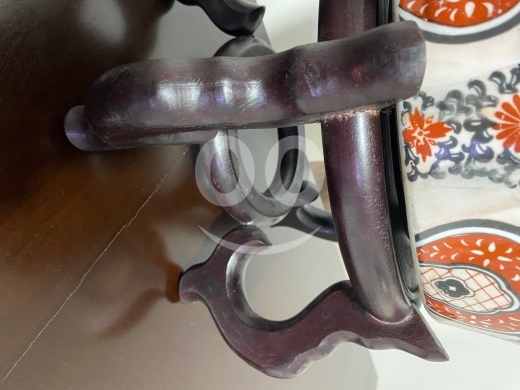 جرة بورسلين صينية أنتيك مرسومة يدوياً مع قاعدة خشبية|Antique Century Hand-Painted Chinese… — 5