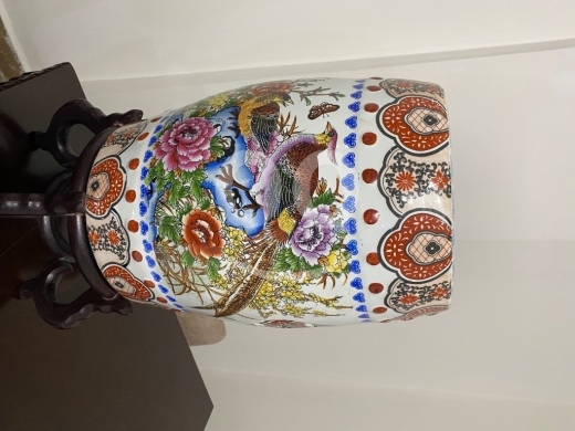 Antiques & Collectibles in Al Dahye - جرة بورسلين صينية أنتيك مرسومة يدوياً مع قاعدة خشبية|Antique Century Hand-Painted Chinese Jar