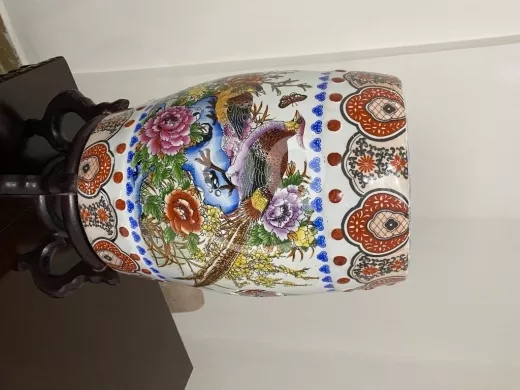 جرة بورسلين صينية أنتيك مرسومة يدوياً مع قاعدة خشبية|Antique Century Hand-Painted Chinese Jar