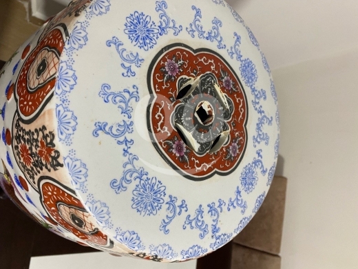 جرة بورسلين صينية أنتيك مرسومة يدوياً مع قاعدة خشبية|Antique Century Hand-Painted Chinese… — 4