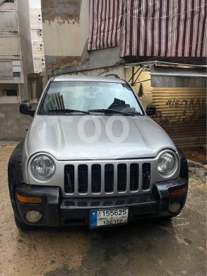 جيب في مدينة بيروت - Jeep liberty Model 2002