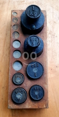 Antiques & Collectibles in Batroun - Vintage Cast Iron Metric Weights Set with Original Wooden Holder - 1kg to 50g