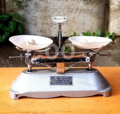 Antiques & Collectibles في البترون - ميزان كفتين قديم ماركة تريبل براند - ميزان مختبر صغير بدقة عالية