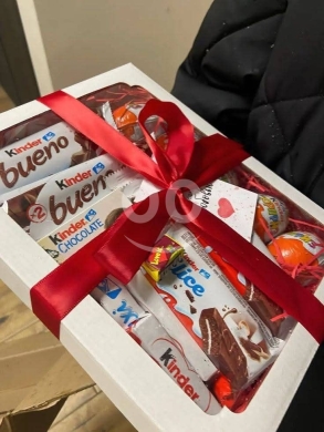 Food & Drink in Taalabaya - صندوق هدايا شوكولاتة كيندر متنوعة مع شريط أحمر | Kinder Chocolate Assorted Gift Box with Red Ribbon
