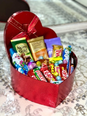 صندوق هدايا شوكولاتة كيندر متنوعة مع شريط أحمر | Kinder Chocolate Assorted Gift Box with … — 4