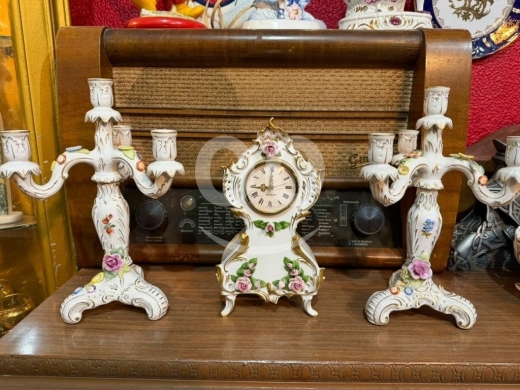 Antiques & Collectibles dans Ain Mreisseh - Luxury 3-Piece Porcelain Mantel Set - Hand-Painted Floral Elegance ($600)