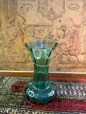 Antiques & Collectibles in Ain Mreisseh - Elegant Emerald Green Glass Vase - Timeless Fluted Art Glass Decor ($70)