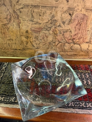 Antiques & Collectibles in Ain Mreisseh - منفضة سجائر زجاجية - تصميم هندسي أنيق وفخامة عصرية (100$)