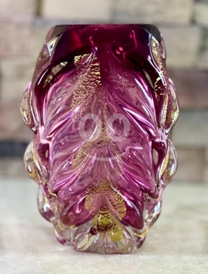 Antiques & Collectibles dans Zahleh - Vintage Cranberry Glass Vase with Gold Leaf Detailing - Elegant Decorative Art Glass