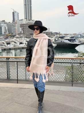 الملابس، الأحذية والزينة في زحله - شال شتوي طويل مع بوم بوم (Pom-Poms) - أناقة عصرية ودفء مثالي ($8)