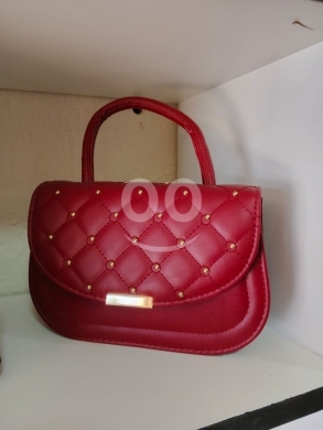 Vêtements, chaussures et accessoires dans Zahleh - حقيبة يد (جزدان) سهرة حمراء مضلعة - لمسة من الرقي والأناقة الكلاسيكية ($15)