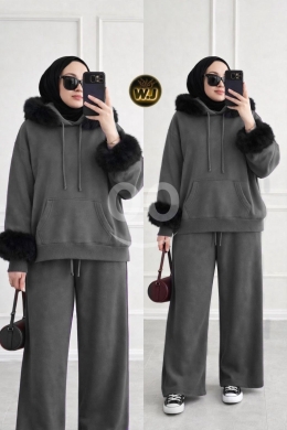 Clothes, Footwear & Accessories in Loussiya - طقم نسواني مع فرو عالكم والطاقية