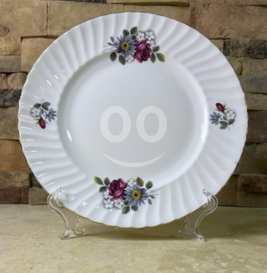 Antiques & Collectibles في زحله - Vintage Royal Imperial Bone China Dinner Plate - Made in England, Floral Design