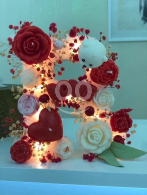 Health & Beauty in Ain Ab - شموع معطرة مضيئة مزينة بالورود الحمراء | Scented Led Candle Light Letter R Decorated With Roses