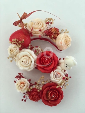 Health & Beauty in Ain Ab - شمعة معطرة مذهلة على شكل حرف S بزينة الورد | Premium S-Shaped Rose & Floral Scented Candle