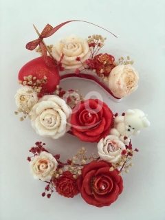 شمعة معطرة مذهلة على شكل حرف S بزينة الورد | Premium S-Shaped Rose & Floral Scented Candle