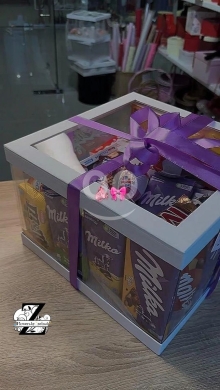 صندوق هدايا فاخر مع ورد وشوكولاتة وإكسسوارات | Luxury Gift Box with Roses & Accessories — 7