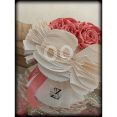 باقة ورد بتصميم فستان ملكي أنيق - أحمر وأبيض | Royal Dress Style Rose Bouquet - Red & Whi… — 3