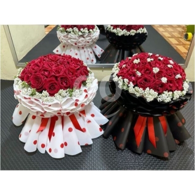 Other Goods in Taalabaya - باقة ورد بتصميم فستان ملكي أنيق - أحمر وأبيض | Royal Dress Style Rose Bouquet - Red & White