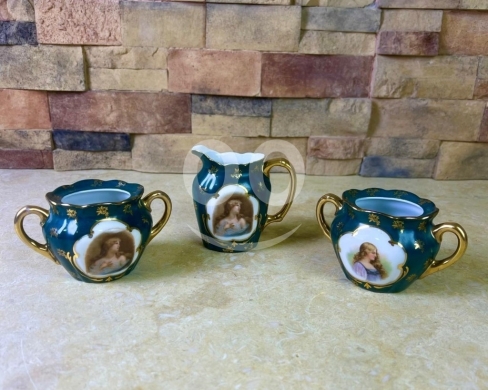 Antiques & Collectibles dans Zahleh - Antique Victoria Austria Porcelain Creamer & Sugar Set - Hand-Painted Portraits & Gold Gilding