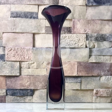 Antiques & Collectibles dans Zahleh - Vintage Mid Century Aseda Sweden Art Glass Red Square Base Vase
