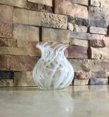 Antiques & Collectibles dans Zahleh - Vintage Fenton French Opalescent White Swirl Vas - White & Clear Art Glass with Ruffled Rim
