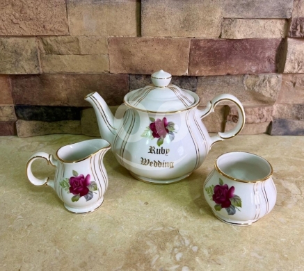 Antiques & Collectibles dans Zahleh - James Sadler &ldquo;Ruby Wedding&rdquo; English Porcelain Tea Set -Vintage Collectible (Teapot, Creamer, Bowl)