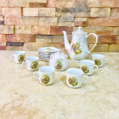 Antiques & Collectibles dans Zahleh - Vintage 14-Piece Czechoslovakian Lusterware Coffee Set - Iridescent Porcelain with Romantic Scenes (
