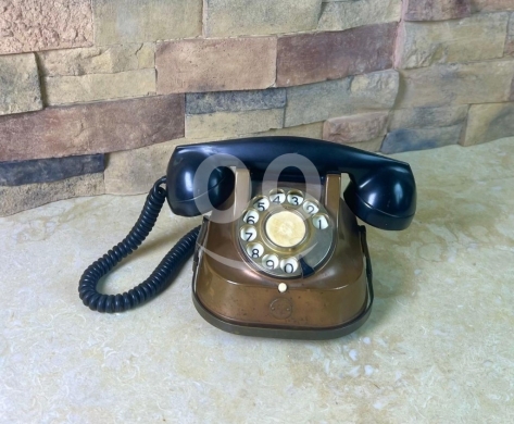 Antiques & Collectibles dans Zahleh - Vintage Rotary Dial Telephone - Brass & Bakelite Classic Mid-Century Design