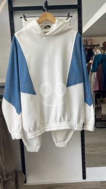 Vêtements, chaussures et accessoires dans Safad el-Batikh - Mixed-Media Tracksuit