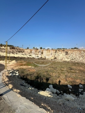 Commercials for sale in Deir el-Zahrani - فيلا للبيع /دير الزهراني/١٩٠٠٠٠$ اطلاله ساحره للاستفسار واخذ باقي التفاصيل واتساب فقط 78826782