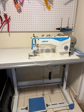 السلع الأخرى في مدينة بيروت - Jack F4 Industrial Single Needle Lockstitch Sewing Machine - Excellent Condition