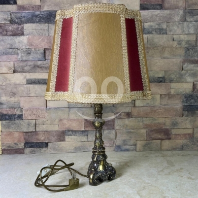 Antiques & Collectibles في زحله - Antique French-Style Baroque Table Lamp with Ornate Brass Base & Velvet Shade