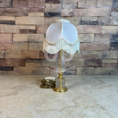 Antiques & Collectibles dans Zahleh - Elegant Mid-Century Crystal and Brass Table Lamp with Fringe Velvet Shade